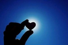 雪怕太阳,草怕霜.人怕没钱,情怕伤！